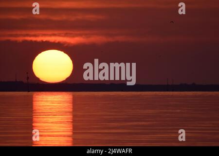 18/04/2022 Gravesend UK The beautiful weather continues over Easter Bank Holiday Monday as the day dawns in the Kent town of Gravesend. The calm water Stock Photo