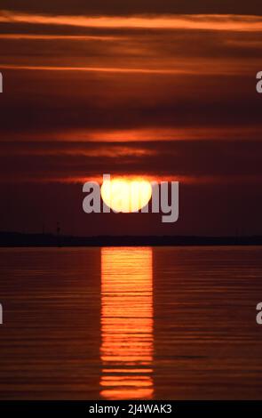 18/04/2022 Gravesend UK The beautiful weather continues over Easter Bank Holiday Monday as the day dawns in the Kent town of Gravesend. The calm water Stock Photo