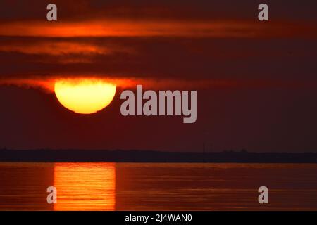 18/04/2022 Gravesend UK The beautiful weather continues over Easter Bank Holiday Monday as the day dawns in the Kent town of Gravesend. The calm water Stock Photo