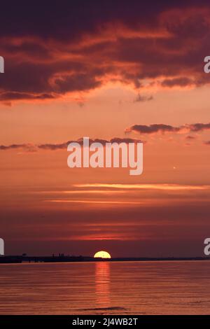 18/04/2022 Gravesend UK The beautiful weather continues over Easter Bank Holiday Monday as the day dawns in the Kent town of Gravesend. The calm water Stock Photo