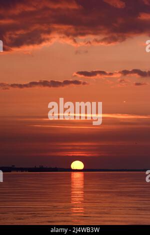 18/04/2022 Gravesend UK The beautiful weather continues over Easter Bank Holiday Monday as the day dawns in the Kent town of Gravesend. The calm water Stock Photo