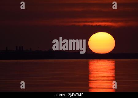 18/04/2022 Gravesend UK The beautiful weather continues over Easter Bank Holiday Monday as the day dawns in the Kent town of Gravesend. The calm water Stock Photo