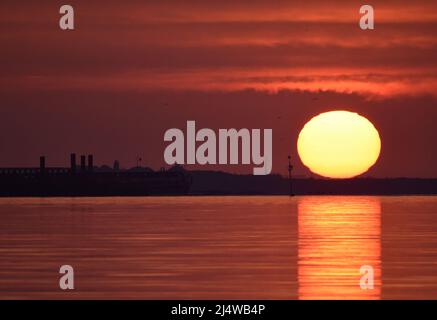 18/04/2022 Gravesend UK The beautiful weather continues over Easter Bank Holiday Monday as the day dawns in the Kent town of Gravesend. The calm water Stock Photo