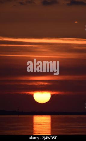 18/04/2022 Gravesend UK The beautiful weather continues over Easter Bank Holiday Monday as the day dawns in the Kent town of Gravesend. The calm water Stock Photo