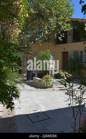 Placette with flowery fountain in Grimaud Stock Photo