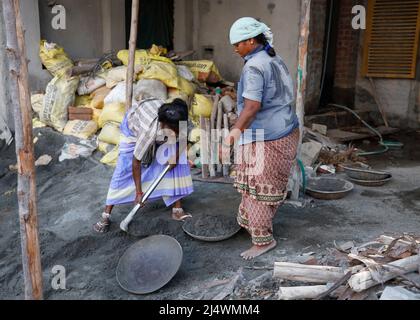 Women laborers working on construction site in Trichy, Tamil Nadu, India Stock Photo