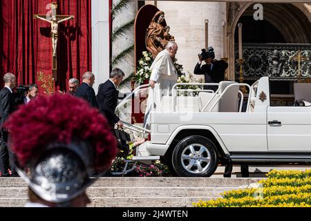 Vatican City, Vatican. 17th Apr, 2022. Pope Francis seen in the car while greets faithful in St. Peter's Square. Credit: SOPA Images Limited/Alamy Live News Stock Photo