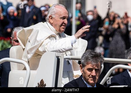 Vatican City, Vatican. 17th Apr, 2022. Pope Francis seen in the car while greets faithful in St. Peter's Square. Credit: SOPA Images Limited/Alamy Live News Stock Photo