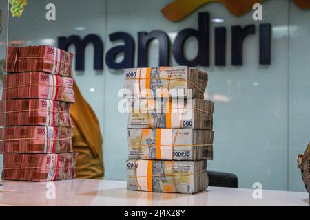 Bandung, Indonesia. 18th Apr, 2022. Bundles of 50000 IDR and 100000 IDR banknotes are seen at Mandiri Mikro Business Unit Bandung Braga in Bandung. Bank Mandiri Region VI/Java 1 prepares cash needs of around IDR 6.6 trillion to anticipate the increase in people's cash needs in West Java. The value includes IDR 6.1 trillion for charging 1207 ATMs and Rp 535 billion of new money for customer needs over the next 33 days on April 7 - May 9, 2022, during the Ramadan period and ahead of Eid al-Fitr 1443 H. Credit: SOPA Images Limited/Alamy Live News Stock Photo