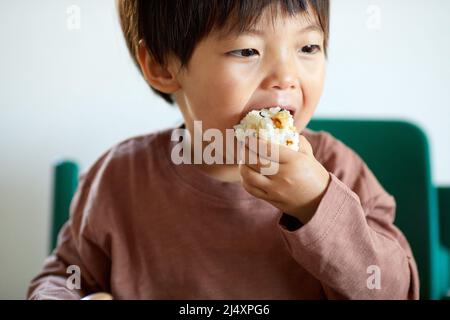 Japanese kid eating Stock Photo - Alamy