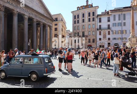 Rome, Italy. 16th Apr, 2022. Easter Holidays in Rome, Italy, April 16 2022. (Photo by Elisa Gestri/Sipa USA) Credit: Sipa USA/Alamy Live News Stock Photo