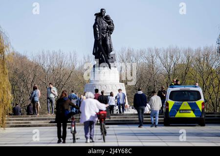 Berlin, Germany. 18th Apr, 2022. Passers-by at the Soviet Memorial in Berlin-Treptow. Credit: Carsten Koall/dpa/Alamy Live News Stock Photo