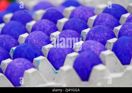 Washington, Vereinigte Staaten. 18th Apr, 2022. Dyed Easter eggs for use in the White House Easter Egg Roll on the South Lawn of the White House in Washington, DC, USA 18 April 2022. Credit: Shawn Thew/Pool via CNP/dpa/Alamy Live News Stock Photo