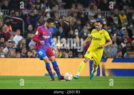 BARCELONA, SPAIN - APRIL 18: Clément Lenglet of FC Barcelona passes the ball during La Liga 2022 match between FC Barcelona and Cádiz at Camp Nou on April 18, 2022 in Barcelona, Spain. (Photo by Sara Aribo/PxImages) Stock Photo