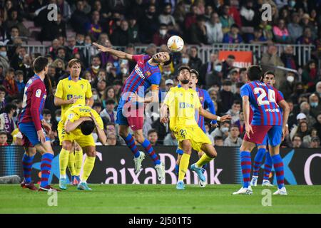 BARCELONA, SPAIN - APRIL 18: Sergio Busquets of FC Barcelona heads the ball during La Liga 2022 match between FC Barcelona and Cádiz at Camp Nou on April 18, 2022 in Barcelona, Spain. (Photo by Sara Aribo/PxImages) Stock Photo