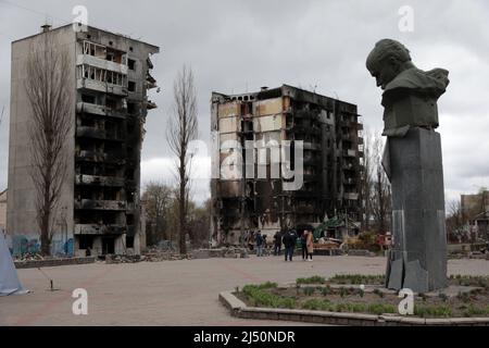 Non Exclusive: BORODIANKA, UKRAINE - APRIL 16, 2022 - The Taras Shevchenko monument that was shot at by Russian occupiers is seen in front of an apart Stock Photo