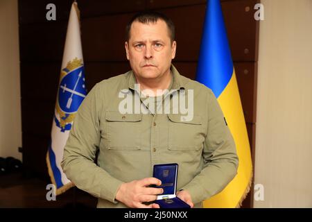 Non Exclusive: DNIPRO, UKRAINE - APRIL 14, 2022 - Dnipro city head Borys Filatov holds the To the Defender of the Motherland commemorative medal to be Stock Photo