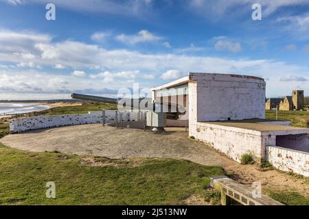 Replica WWII Mark V11 6 inch naval gun in gun emplacements at Blyth Battery above Blyth beach near the Port of Blyth on the Northumberland coast. Stock Photo