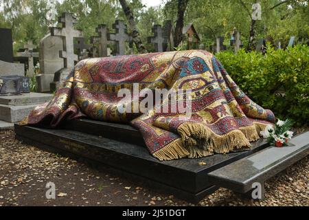 Grave of Russian ballet dancer Rudolf Nureyev at the Russian Cemetery ...