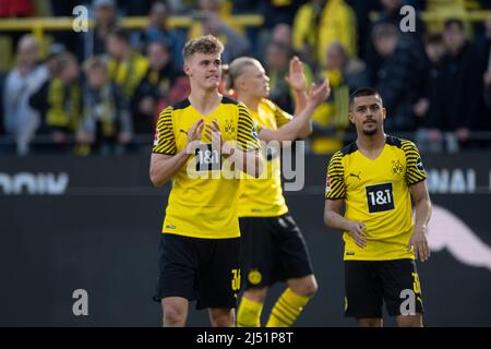 Dortmund, Deutschland. 16th Apr, 2022. Dortmund final jubilation, lap of honor, jubilation, cheering, joy, cheers, in the withte: Tom Alexander ROTHE (DO) Soccer 1st Bundesliga, 30th matchday, Borussia Dortmund (DO) - VfL Wolfsburg (WOB) 6:1, on 16.04 .2022 in Dortmund/ Germany. #DFL regulations prohibit any use of photographs as image sequences and/or quasi-video # ÃÂ Credit: dpa/Alamy Live News Stock Photo
