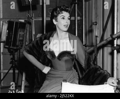 KAY KENDALL on set candid during filming of DOCTOR IN THE HOUSE 1954 director RALPH THOMAS book Richard Gordon costume design Yvonne Caffin producer Betty E. Box Group Film Productions Limited / General Film Distributors (GFD) Stock Photo