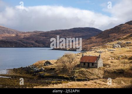 Abandoned and unmaintained house on shore of Loch Mharaig, Isle of Lewis, Scotland Stock Photo