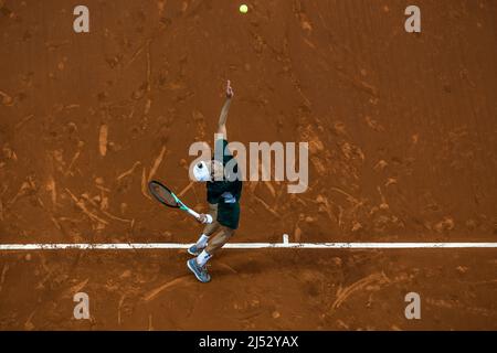 Barcelona, Spain. 19th Apr, 2022. LORENZO MUSETTI (ITA) serves Daniel Evens (GBR) during round 2 of the 'Barcelona Open Banc Sabadell' 2022. Credit: Matthias Oesterle/Alamy Live News Stock Photo
