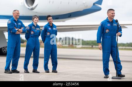 Cape Canaveral, Florida, USA. 18th Apr, 2022. NASA astronauts Kjell Lindgren, right, speaks to members of the media after arriving at the Launch and Landing Facility at NASA's Kennedy Space Center with fellow crewmates NASA astronaut Robert Hines, left, ESA (European Space Agency) astronaut Samantha Cristoforetti, second from left, and NASA astronaut Jessica Watkins, second from right, ahead of SpaceX's Crew-4 mission. Credit: Joel Kowsky/NASA/ZUMA Press Wire Service/ZUMAPRESS.com/Alamy Live News Stock Photo