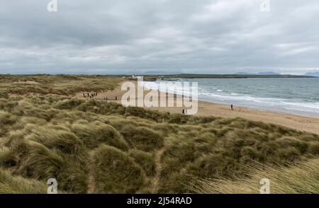 View of Treath Llydan beach at Rhosneigr, Anglesey, North Wales, UK. Taken on 5th April 2022. Stock Photo