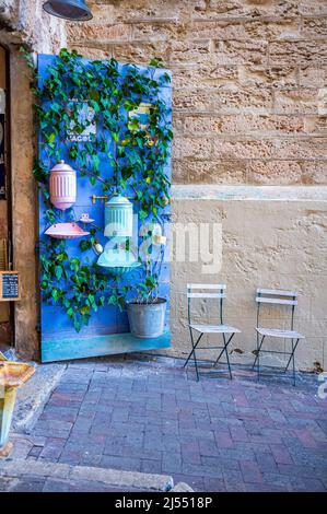 LE BAZAR DE CESAR, MONTEE DES ACCOULES, MARSEILLE BDR 13 Stock Photo