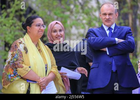 London, UK. 20th Apr, 2022. Lib Dem Leader Ed Davey (right) along side fellow MPs and London Assembly Members. Protesters impacted by the cladding scandal rally outside Parliament as MPs are set to vote on amendments to the Building Safety Bill today. A number of cross-party MPs, including Ed Davey (LibDem Leader), Stephen Doughty (Labour), Iain Duncan Smith (Conservative), and Father of the House of Commons, Sir Peter Bottomley (Conservative) attend the event and speak to show their support. Credit: Imageplotter/Alamy Live News Stock Photo