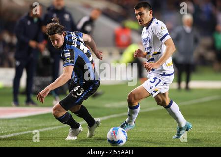 Bergamo, Italy, 18th April 2022. Hans Hateboer of Atalanta and Bosko Sutalo of Hellas Verona during the Serie A match at Gewiss Stadium, Bergamo. Picture credit should read: Jonathan Moscrop / Sportimage Stock Photo