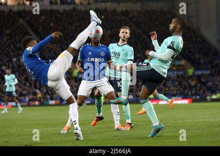 Everton, UK. 20th Apr, 2022. Demarai Gray of Everton (l) gets his foot to the ball. Premier League match, Everton v Leicester City at Goodison Park in Liverpool on Wednesday 20th April 2022. this image may only be used for Editorial purposes. Editorial use only, license required for commercial use. No use in betting, games or a single club/league/player publications. pic by Chris Stading/Andrew Orchard sports photography/Alamy Live news Credit: Andrew Orchard sports photography/Alamy Live News Stock Photo