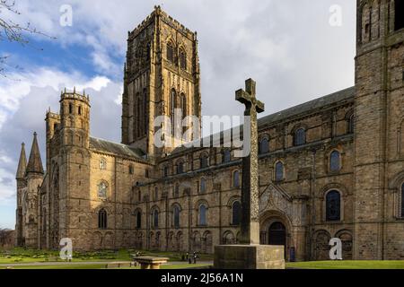 The Memorial Cross in front of the magnificent Durham Cathedral. The cross is a monument to the wartime losses of the Durham Light Infantry regiment. Stock Photo