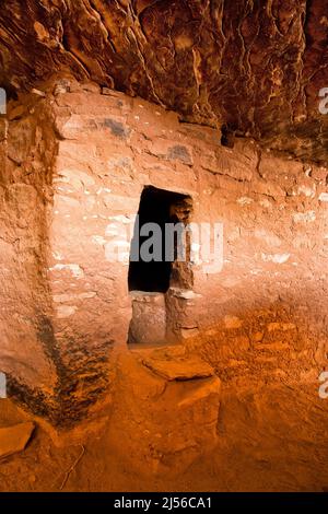 A T-shaped doorway in the Moon House Ruin complex on Cedar Mesa, Bears Ears National Monument, Utah.  The Moon House Ruin complex is a group of ancien Stock Photo