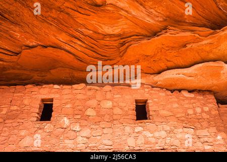 Cliff dwellings in the Moon House Ruin complex on Cedar Mesa, Bears Ears National Monument, Utah. The Moon House Ruin complex is a group of ancient An Stock Photo