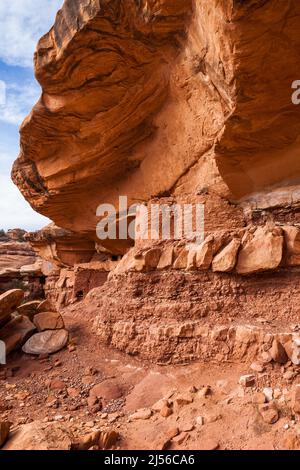 Cliff dwellings in the Moon House Ruin complex on Cedar Mesa, Bears Ears National Monument, Utah. The Moon House Ruin complex is a group of ancient An Stock Photo