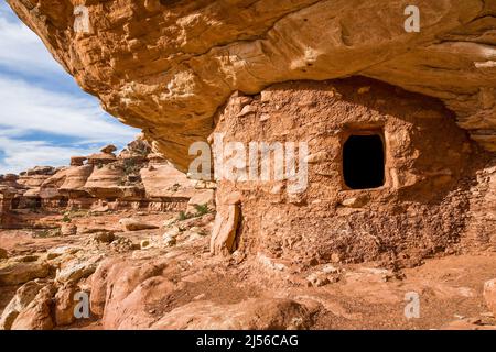 A cliff dwelling in the Moon House Ruin complex on Cedar Mesa, Bears Ears National Monument, Utah. The Moon House Ruin complex is a group of ancient A Stock Photo