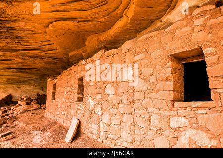 Cliff dwellings in the Moon House Ruin complex on Cedar Mesa, Bears Ears National Monument, Utah. The Moon House Ruin complex is a group of ancient An Stock Photo