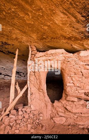 Cliff dwellings in the Moon House Ruin complex on Cedar Mesa, Bears Ears National Monument, Utah. The Moon House Ruin complex is a group of ancient An Stock Photo