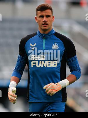 NEWCASTLE UPON TYNE, UK. APR 20TH. Newcastle United Goalkeeper Karl Darlow warms up during the Premier League match between Newcastle United and Crystal Palace at St. James's Park, Newcastle on Wednesday 20th April 2022. (Credit: Michael Driver | MI News) Credit: MI News & Sport /Alamy Live News Stock Photo