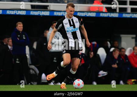 NEWCASTLE UPON TYNE, UK. APR 20TH. Newcastle United's Dan Burn during the Premier League match between Newcastle United and Crystal Palace at St. James's Park, Newcastle on Wednesday 20th April 2022. (Credit: Michael Driver | MI News) Credit: MI News & Sport /Alamy Live News Stock Photo