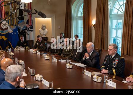Washington, DC, April 20, 2022. Washington, Vereinigte Staaten. 20th Apr, 2022. United States President Joe Biden speaks to Joint Chiefs of Staff and Combatant Commanders meet in the Cabinet Room at the White House in Washington, DC on Wednesday, April 20, 2022. Credit: Tasos Katopodis/Pool via CNP/dpa/Alamy Live News Stock Photo