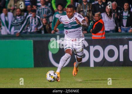 PR - Curitiba - 04/20/2022 - COPA DO BRASIL 2022, CORITIBA X SANTOS -  Referee Bruno Arleu de Araujo consults VAR (video resource) during a match  between Coritiba and Santos at Couto