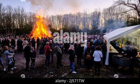 Brunswick, Germany. 16th Apr, 2022. Several hundred people gathered on the concrete square in the Völkenrode district to watch the first Easter bonfire since the outbreak of the Corona pandemic. The event was hosted by the stubble field racing team 'Wer bremst verliert' e.V. Credit: Stefan Jaitner/dpa/Alamy Live News Stock Photo