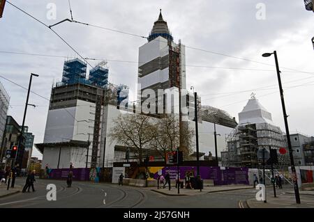 MANCHESTER. GREATER MANCHESTER. ENGLAND. 04-10-22. Albert Square and the Town Hall. The town hall is undergoing a rebuilding and renovation program. Stock Photo