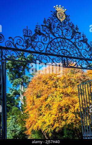 Cecily Hill Gates at the entrance to Cirencester Park on the Bathhurst Estate in Cirencester, Gloucestershire. Stock Photo