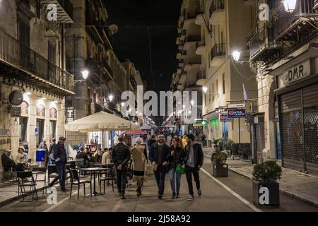 Strassenszene, Restaurant, Passanten, Via Maqueda, Palermo, Sizilien, Italien Stock Photo