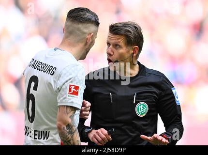Schiedsrichter Referee Patrick Ittrich im Gespraech mit Jeffrey Gouweleeuw FC Augsburg FCA (06), Allianz Arena, Muenchen, Bayern, Deutschland Stock Photo