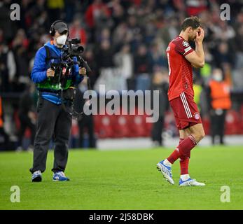 Kameramann filmt Enttaeuschung bei Leon Goretzka FC Bayern Muenchen FCB (08), Champions League, Allianz Arena, Muenchen, Bayern, Deutschland Stock Photo